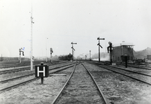 163279 Gezicht op het emplacement aan de westzijde van N.S.-station Amersfoort te Amersfoort, met rechts het seinhuis post I.